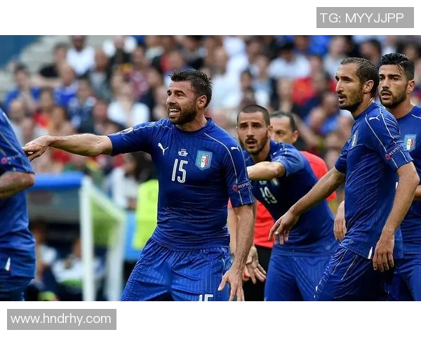 泰国国王与足球明星亲密合影展现友谊与体育精神的完美结合 泰国国王与足球明星亲密合影展现友谊与体育精神的完美结合