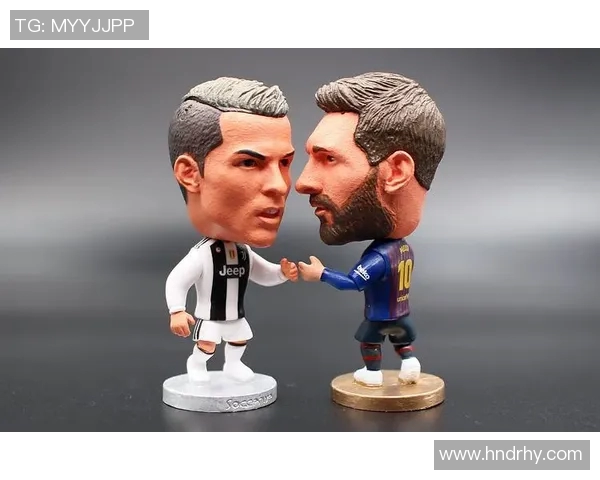 用卡纸创意手工打造足球明星模型，感受运动与艺术的完美结合