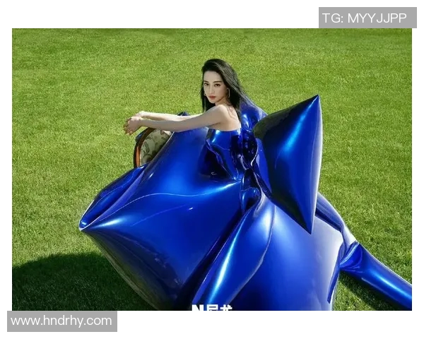 热巴与足球明星的甜蜜互动揭秘引发粉丝热议与关注